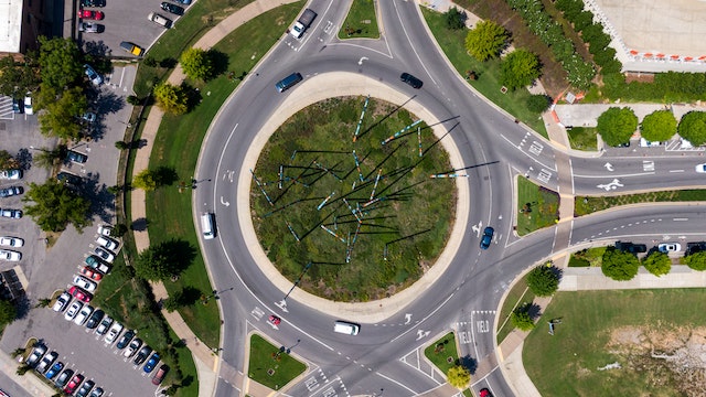 How to Avoid Accidents at Intersections and Roundabouts