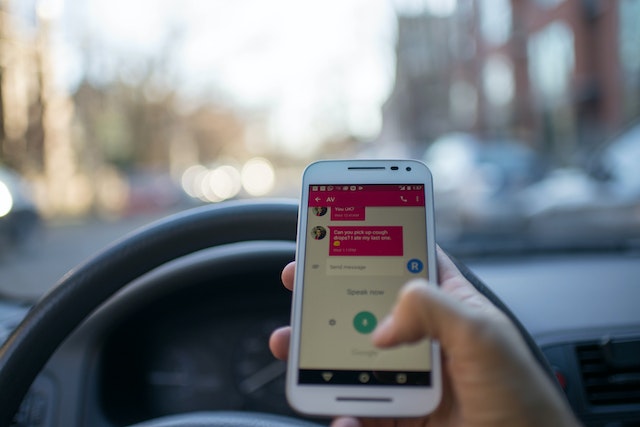 Read more about the article The Dangers of Distracted Driving and How to Avoid It