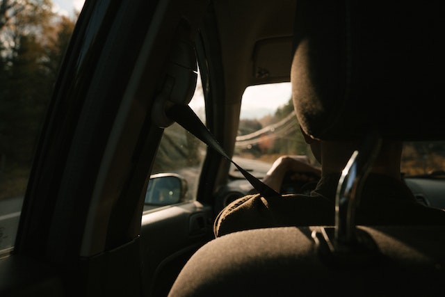wearing seat belt while driving